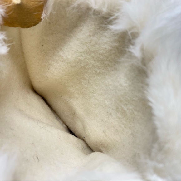 MOOSEHIDE/FUR EMBROIDERED FLOWER MITTENS MADE IN THE CREE NATION OF MISTISSINI! - Picture 6 of 15